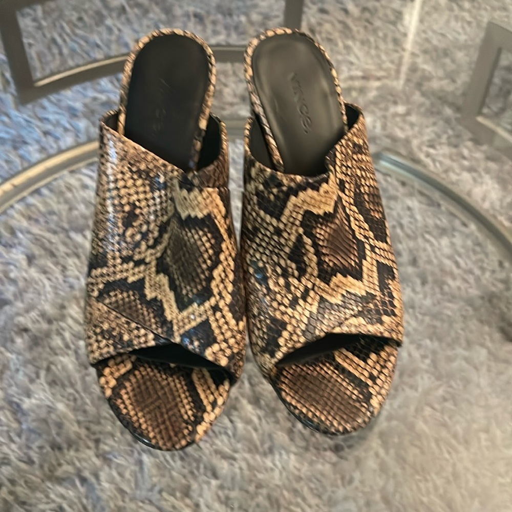 Sneakprint leather sandals.